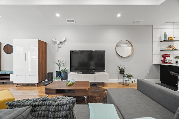 Smart-TV, DVD-spiller og kontorer