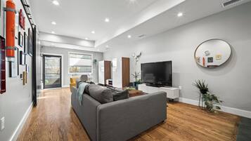 Älytelevisio, DVD-soitin, työhuone