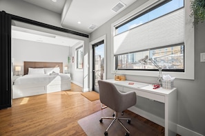 2 slaapkamers, een bureau, een strijkplank/strijkijzer, gratis wifi