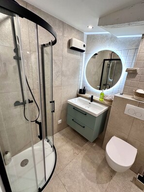Doccia, asciugacapelli, asciugamani, sapone