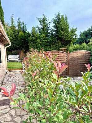 Property grounds - Le clos de Pierre - Detached house with jacuzzi and shared pool (Vence)