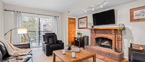 Una Smart TV, una chimenea