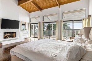 4 bedrooms, desk, iron/ironing board, free WiFi