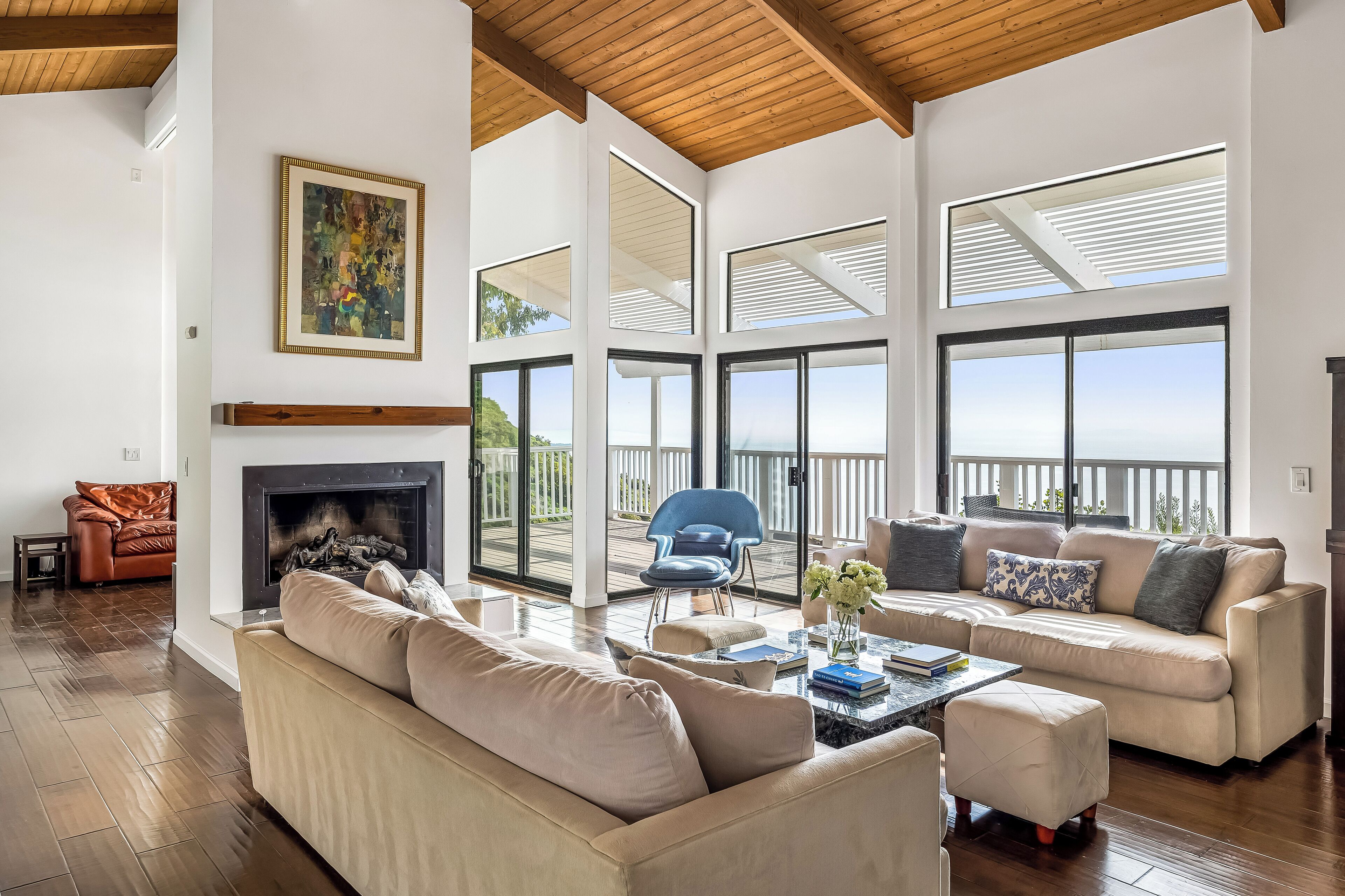 Een smart-tv, een open haard en een kantoor