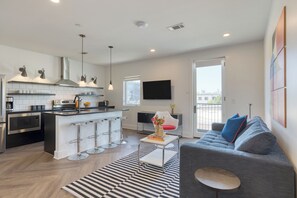 Smart TV, video games - Sleeps 22 | 3 Units in Downtown Nashville | Rooftop Views | Carter by AvantStay (Nashville)