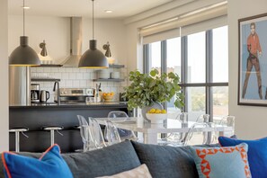 Dining - Sleeps 22 | 3 Units in Downtown Nashville | Rooftop Views | Carter by AvantStay (Nashville)
