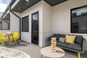 Outdoor dining - Sleeps 16 | 3 Units in Downtown Nashville, Private Balcony | Conway by AvantStay (Nashville)