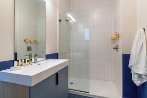 Shower, hair dryer, towels - Sleeps 16 | 3 Units in Downtown Nashville, Private Balcony | Conway by AvantStay (Nashville)