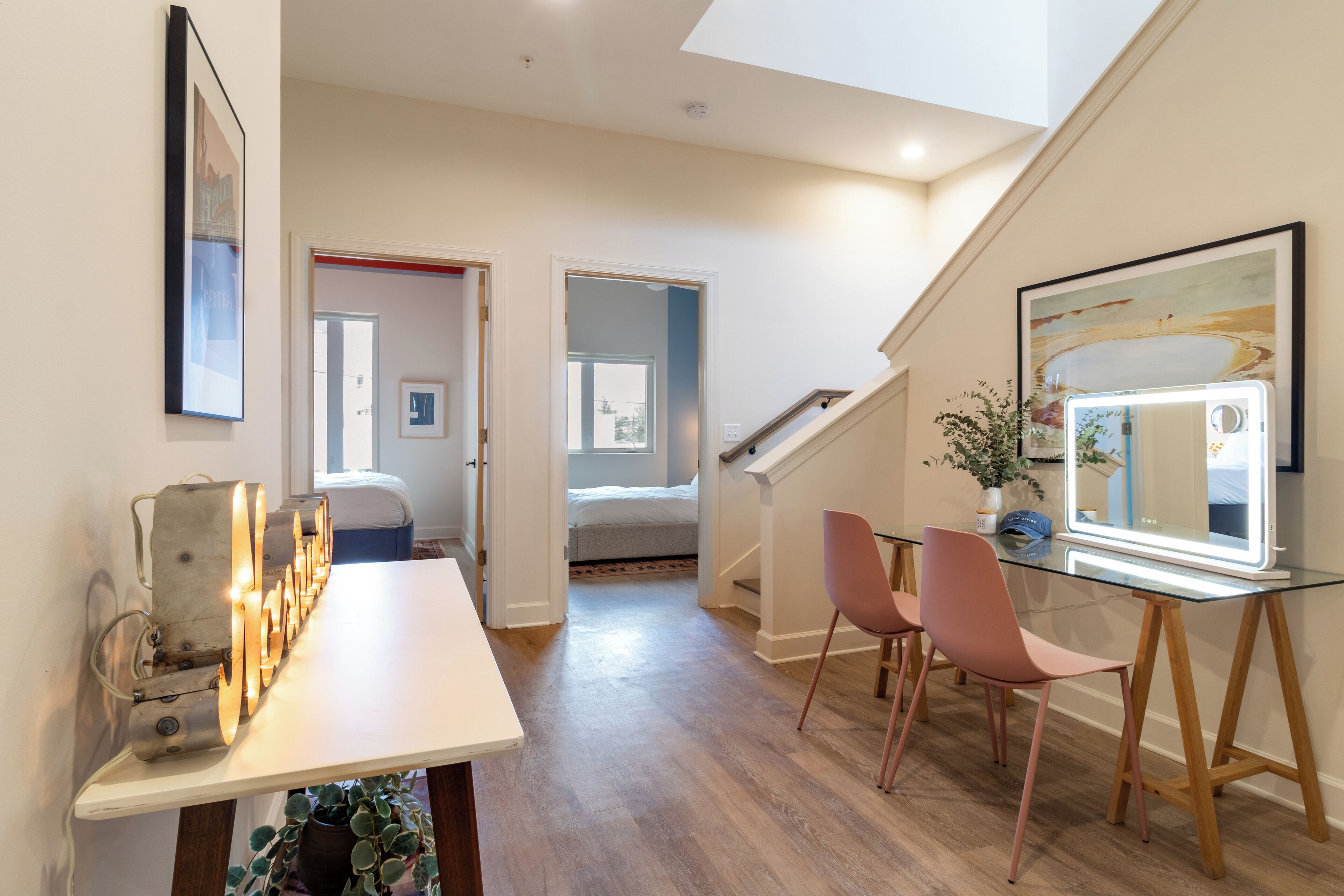 Escritorio, wifi gratis, ropa de cama y acceso para silla de ruedas 