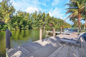 Property grounds - Stylish Waterfront Stay + Infinity Pool + Dock + Outdoor Bar + Beach Access (Fort Lauderdale)
