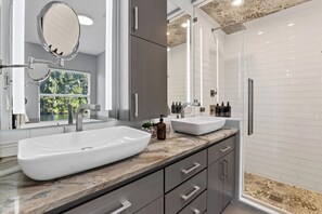 Shower, hair dryer, towels - Stylish Waterfront Stay + Infinity Pool + Dock + Outdoor Bar + Beach Access (Fort Lauderdale)