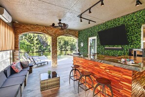 Bar (on property) - Stylish Waterfront Stay + Infinity Pool + Dock + Outdoor Bar + Beach Access (Fort Lauderdale)
