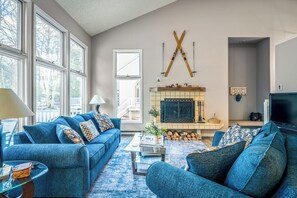 Una Smart TV, una chimenea, un reproductor estéreo