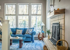 Una Smart TV, una chimenea, un reproductor estéreo