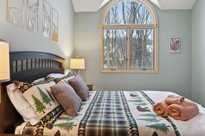 Iron/ironing board, free WiFi, bed sheets - Lake Harmony Home • Loft + Game Room • Near Lake + Ski | Mountain Laurel Lodge (Lake Harmony)
