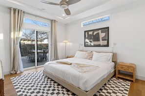 4 bedrooms, desk, free WiFi, bed sheets - Modern East Austin Retrest + Movie Room + Outdoor Kitchen + Near Downtown (Austin)
