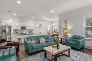 Smart TV - Sleeps 16 | Mins to Miramar Beach + Community Pool | Sea Love by AvantStay (Miramar Beach)
