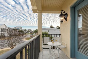 Outdoor dining - Sleeps 16 | Mins to Miramar Beach + Community Pool | Sea Love by AvantStay (Miramar Beach)
