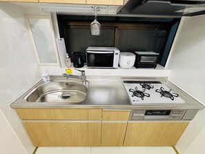 冷蔵庫、電子レンジ、コンロ、電気ポット