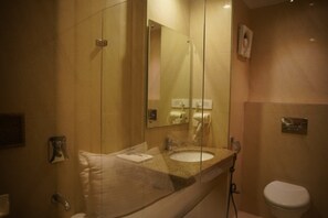 行政客房 | 浴室 | 淋浴設備、毛巾、肥皂、洗髮精