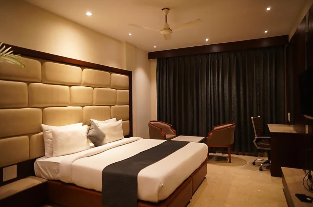 Suite | Desk, free WiFi