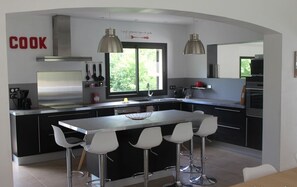 Private kitchen - Air-conditioned Provencal family home with heated swimming pool (Entrechaux)