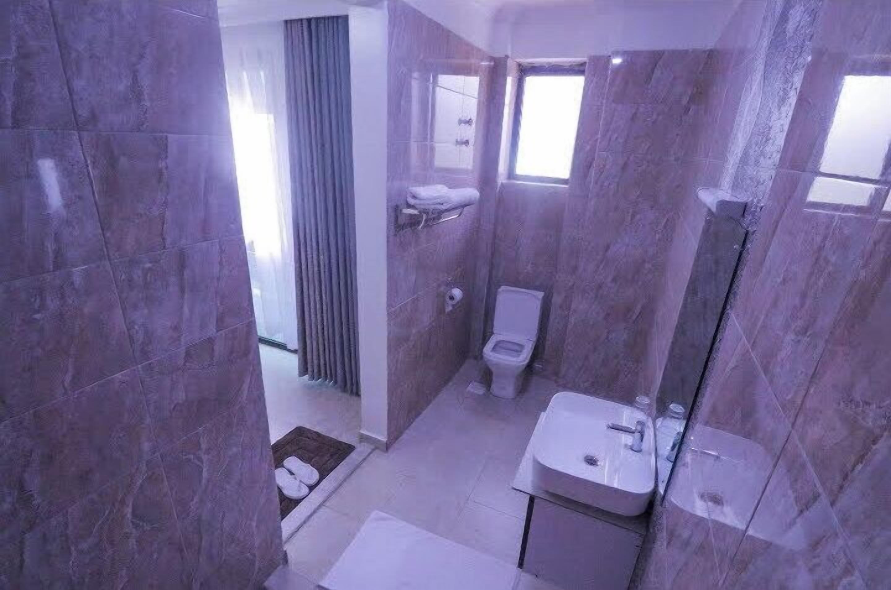 Superior tweepersoonskamer | Badkamer | Een douche, gratis toiletartikelen, pantoffels, handdoeken