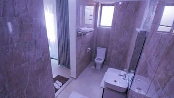 Superior tweepersoonskamer | Badkamer | Een douche, gratis toiletartikelen, pantoffels, handdoeken