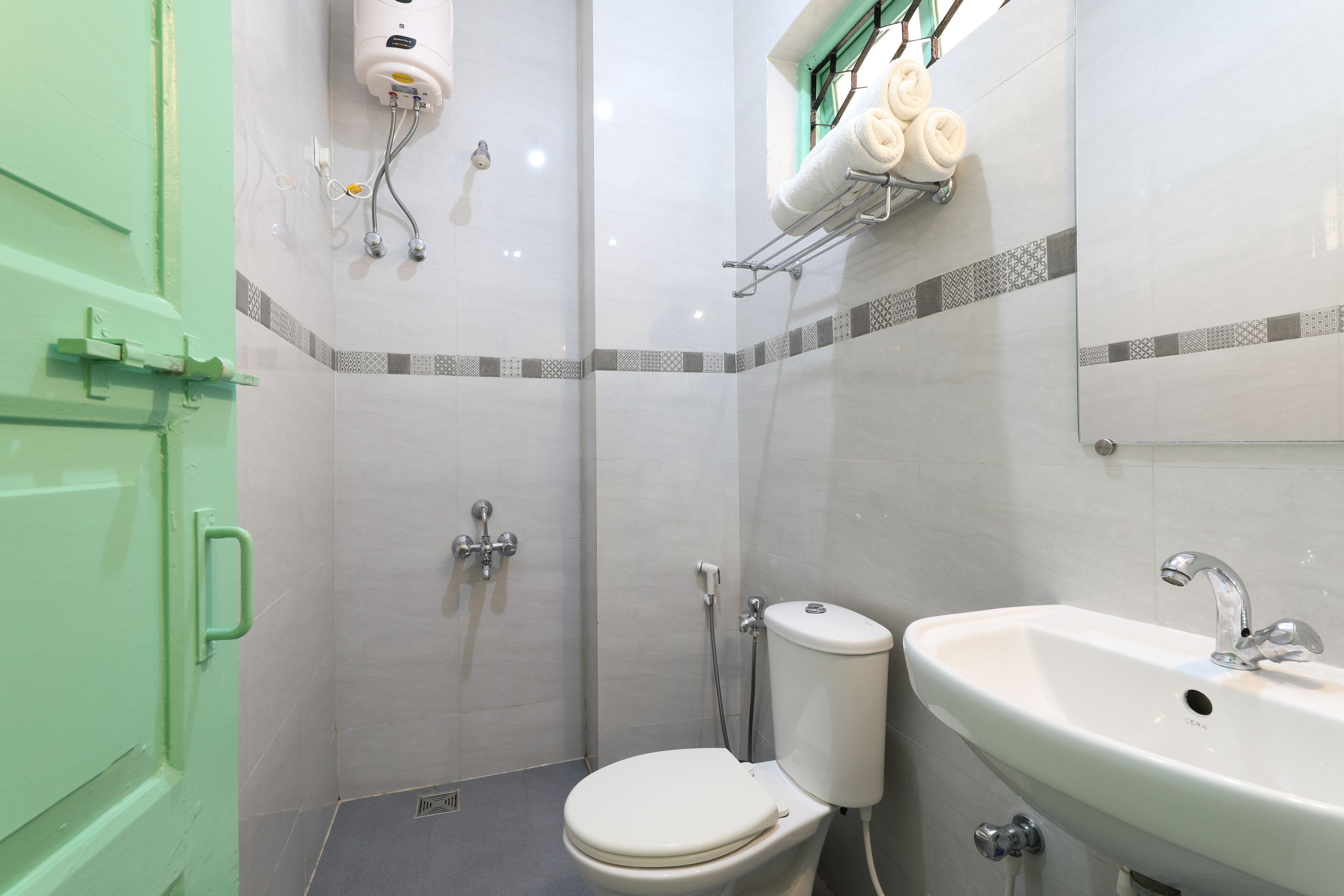 Un baño con inodoro, lavabo y ducha.