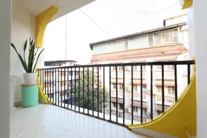 豪華三人房, 露台, 城市景 | 住宿地面