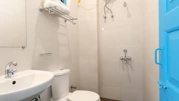 Un baño con lavabo, inodoro y ducha.