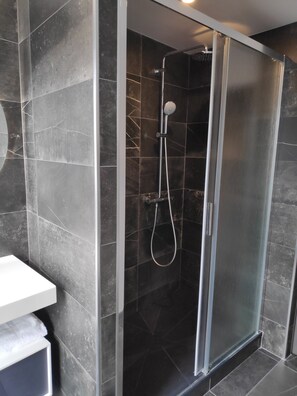Dusche, Haartrockner, Handtücher, Seife