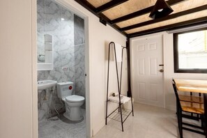 Chambre Triple, vue ville | Salle de bain