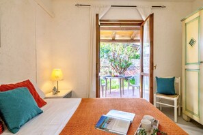 1 bedroom, travel cot - Two-room apartment of approximately 36 square meters, approximately 100 meters from the sea with simple and not recent furnishingsComprising a living room with a fully equipped kitchenette, a double sofa bed, a double bedroom, and a bathroom with shower. (Marinella)