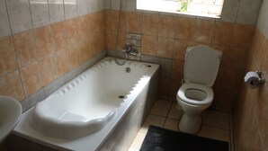 Kylpyhuone, jossa on kylpyamme, wc ja pesuallas.