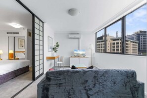 1 bedroom, desk, iron/ironing board, WiFi - Bright Inner-City Stay Near River View (Brisbane City)