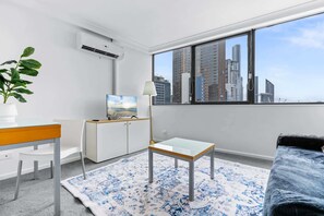 TV, offices - Bright Inner-City Stay Near River View (Brisbane City)