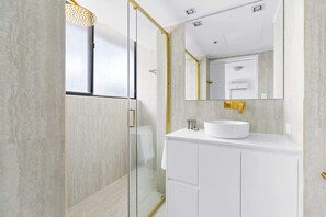 Shower, hair dryer, towels, shampoo - Bright Inner-City Stay Near River View (Brisbane City)