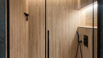 Suihku, hiustenkuivaaja, pyyhkeet