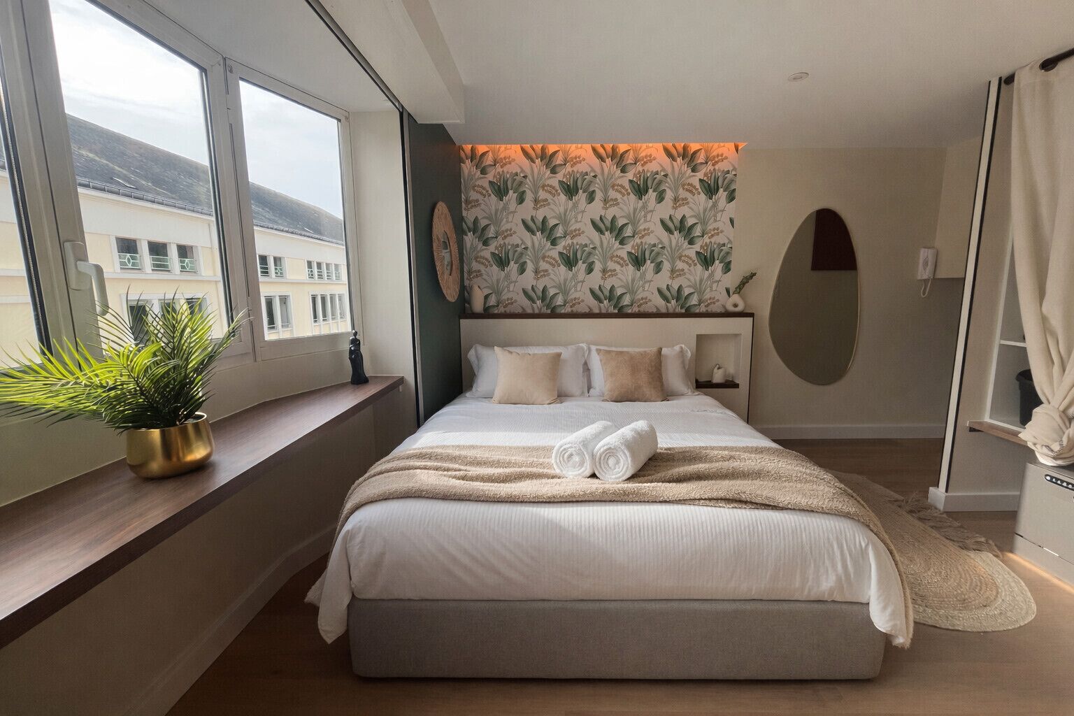 Iron/ironing board, free WiFi, bed sheets