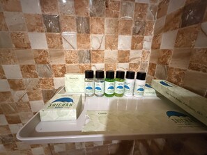 Sabun, sampo,  dan tisu toilet