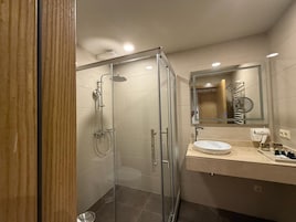 Habitación Confort, balcón, vistas a la playa | Baño | Zapatillas