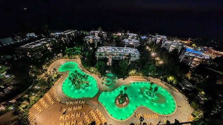 Una piscina al aire libre de temporada. DREAMLAND OASIS