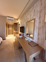 Habitación Confort, balcón, vistas a la playa | Caja fuerte, tabla de planchar con plancha, wifi gratis