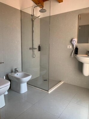 Superior-Dreibettzimmer | Badezimmer