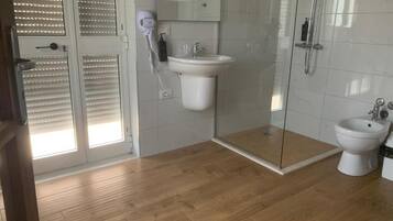 Superior Triple Room | Bathroom