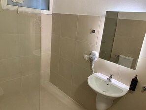 Classic Triple Room, Balcony | Bathroom - Vintage  (Juban)