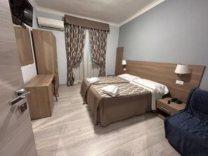 Comfort Triple Room | Desk, laptop workspace, free WiFi