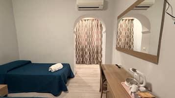 Comfort driepersoonskamer | Een bureau, een laptopwerkplek, gratis wifi