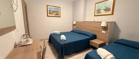 غرفة ثلاثية مريحة | مكتب ومساحة عمل للكمبيوتر المحمول وواي فاي مجانًا